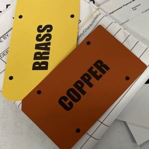 Желтая и коричневая карточки с надписями «Латунь» и «Медь».